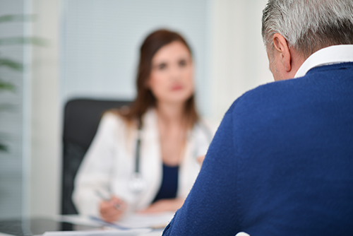 discussion avec son urologue pour une radiothérapie du cancer prostate
