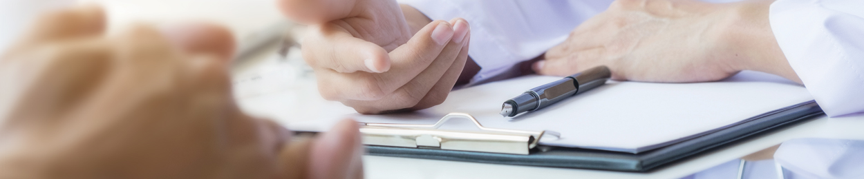 Médecin et patient discutent des résultats de la biopsie et des traitements du cancer de la prostate