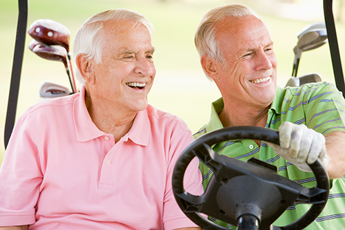 Deux hommes âgés à risque de hypertrophie bénigne de la prostate jouant au golf