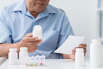 Homme devant ses médicaments pour traiter son cancer de la prostate