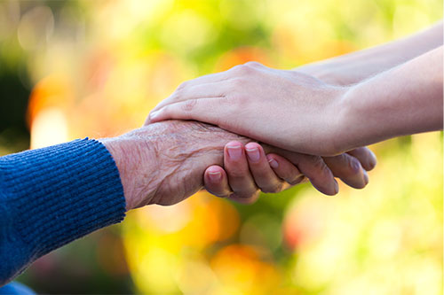 Mains enlacés en soutien au cancer de la prostate