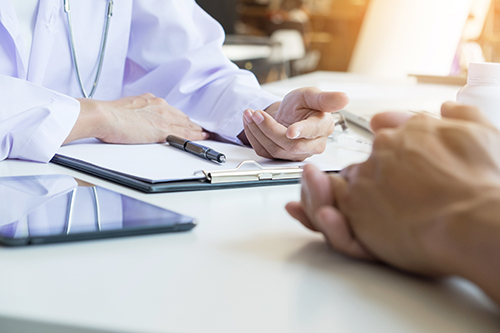 Médecin et patient discutent des résultats de la biopsie et des traitements du cancer de la prostate