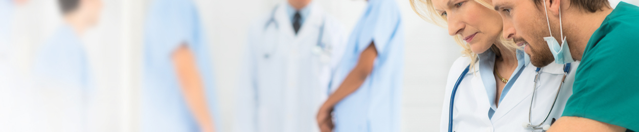 Un médecin et une infirmière regardent le dossiers du patient atteint du cancer de la prostate
